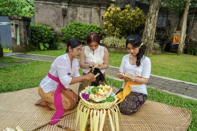 Making Balinese Offering 3